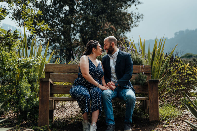 Beso de pareja en jardín del lavanda