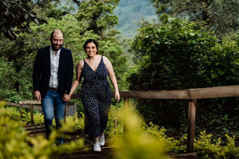 Beso de pareja en jardín del lavanda